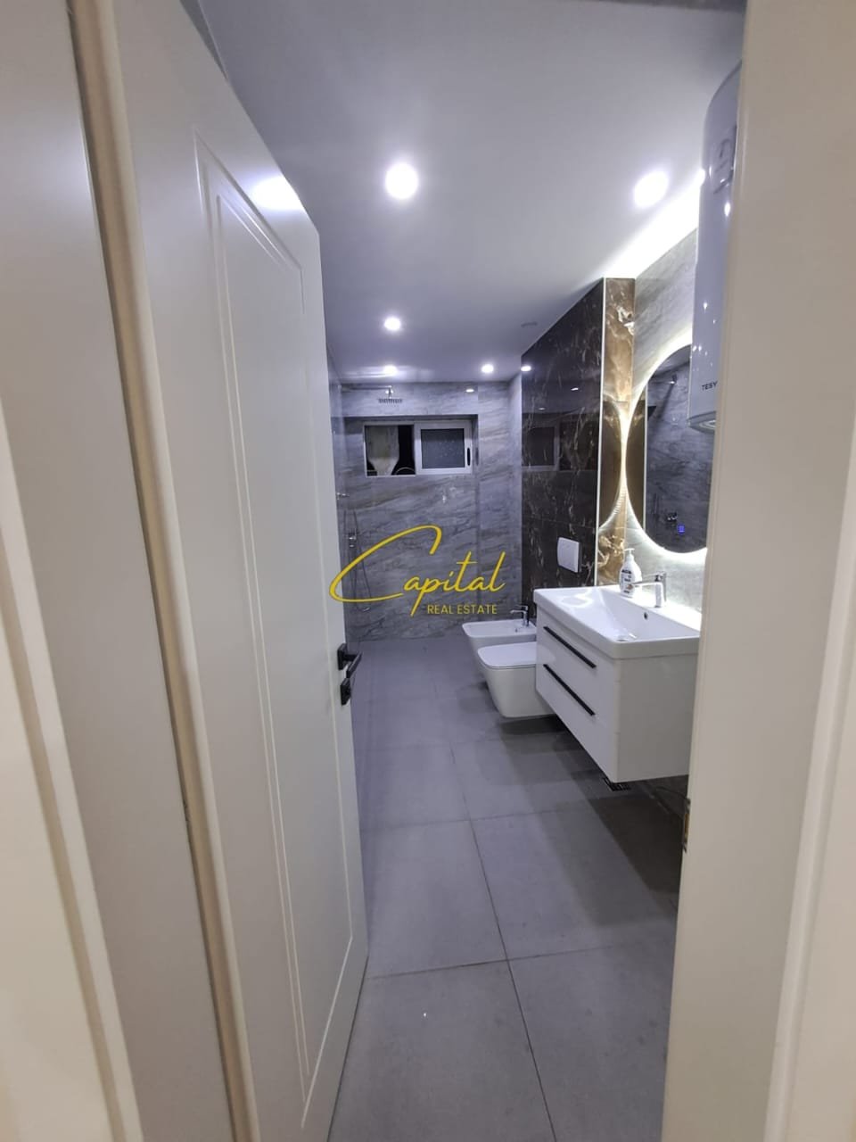 ZYRE ME QIRA 80 M2 QENDER 900 EURO