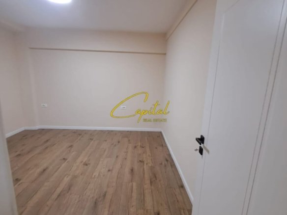 ZYRE ME QIRA 80 M2 QENDER 900 EURO