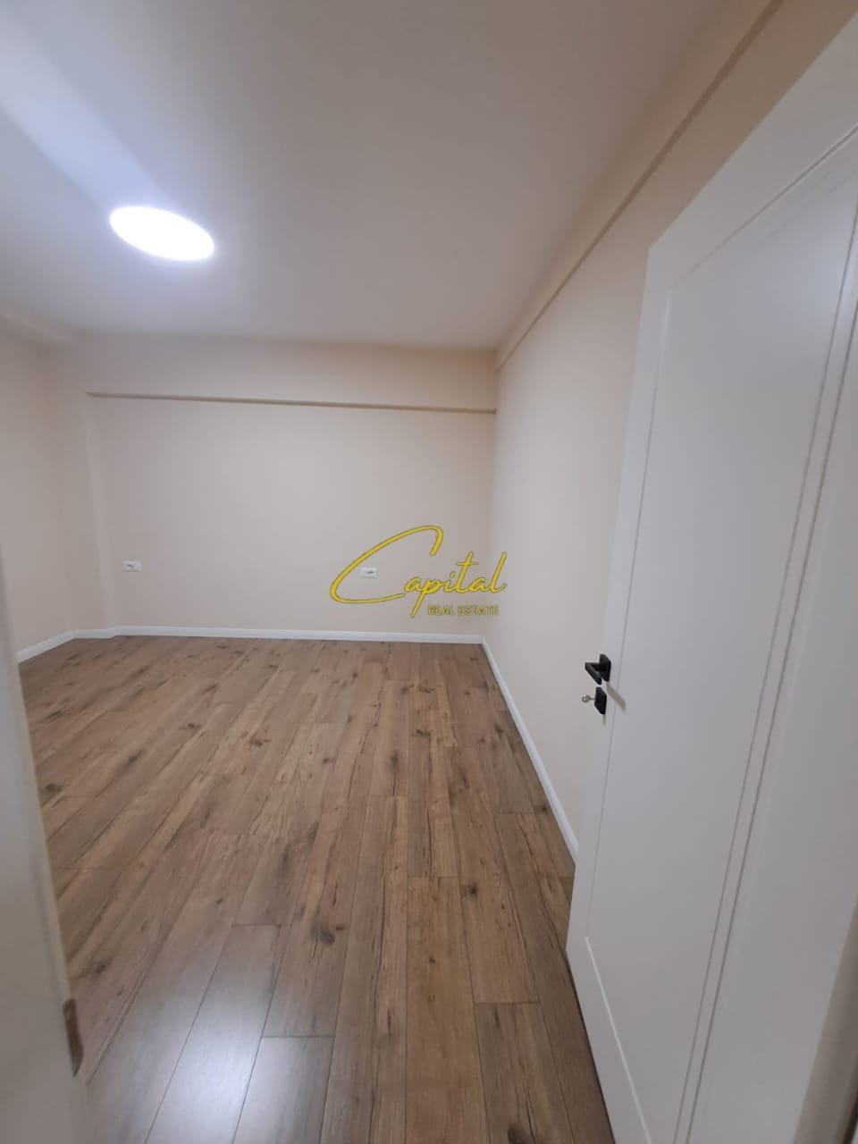 ZYRE ME QIRA 80 M2 QENDER 900 EURO