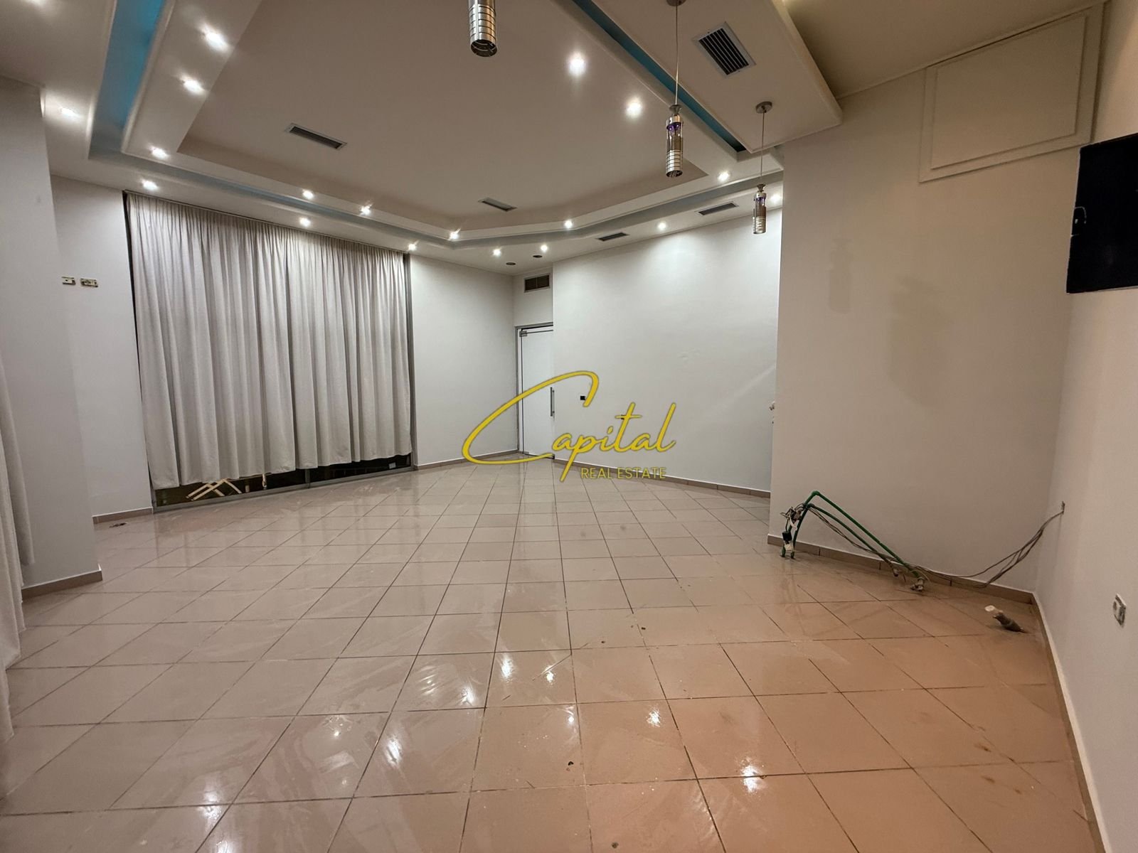 WhatsApp Image 2026-03-02 at 4.18.28 PM (1) AMBIENT BIZNESI ME QIRA 50 M2 RRUGA JORDAN MISJA 40.000 LEKE
