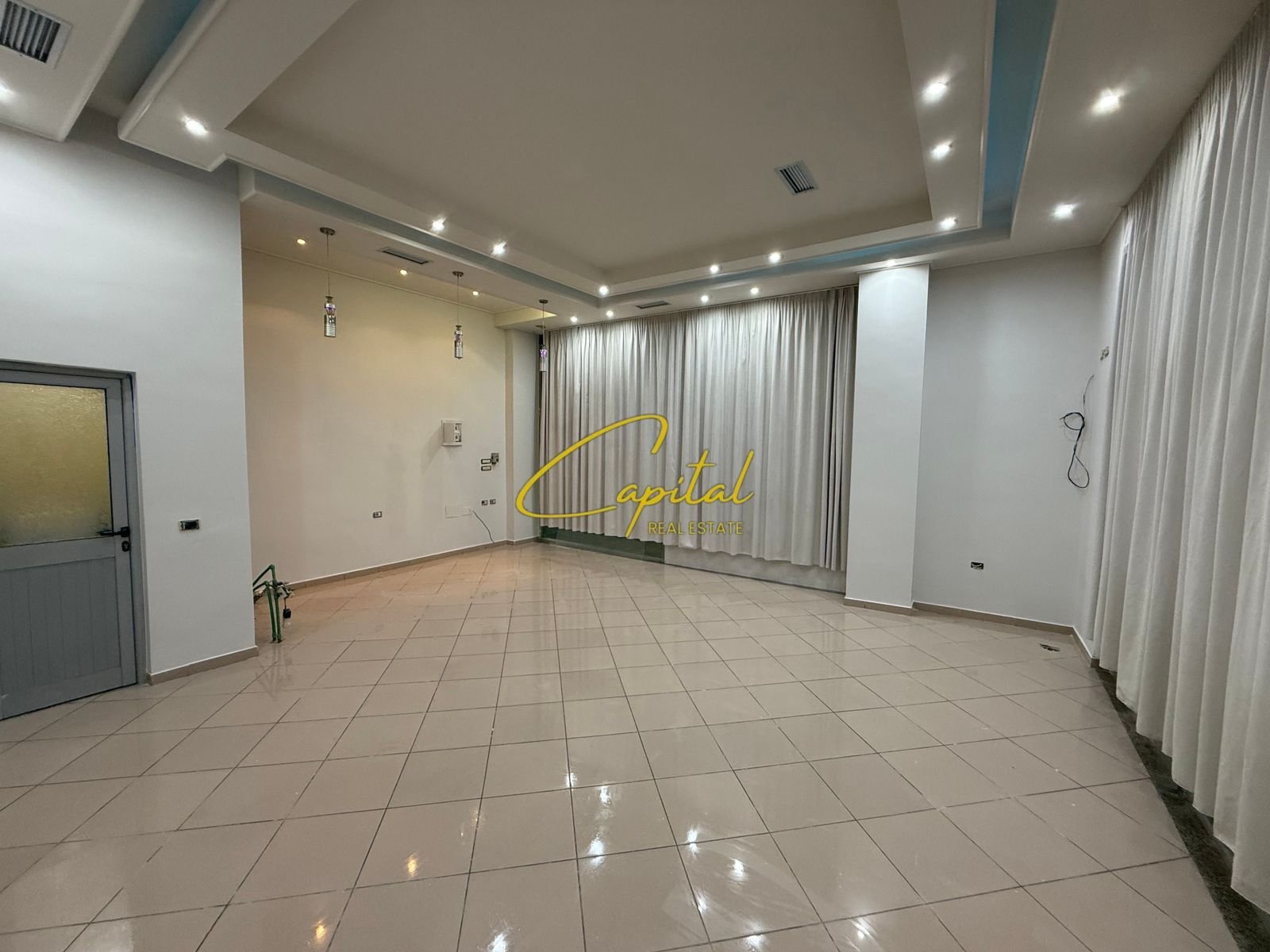 WhatsApp Image 2026-03-02 at 4.18.28 PM AMBIENT BIZNESI ME QIRA 50 M2 RRUGA JORDAN MISJA 40.000 LEKE