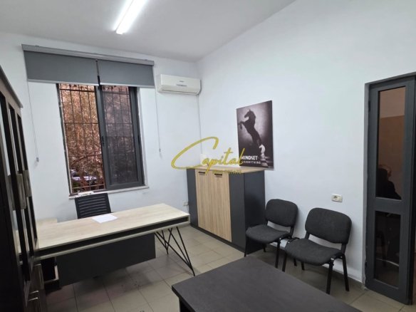 ZYRE ME QIRA 25 M2 ISH EKSPOZITA 50.000 LEKE