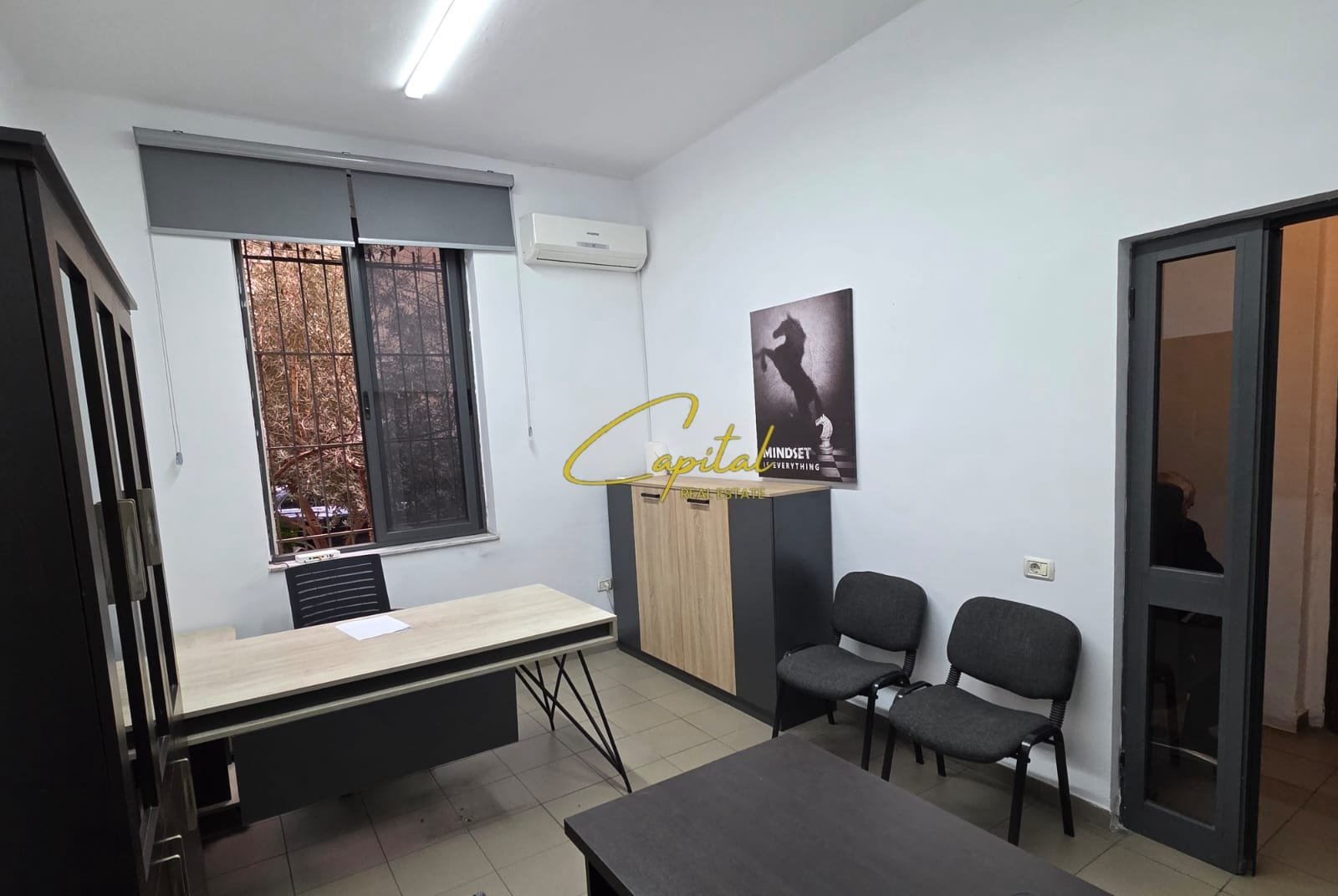 ZYRE ME QIRA 25 M2 ISH EKSPOZITA 50.000 LEKE