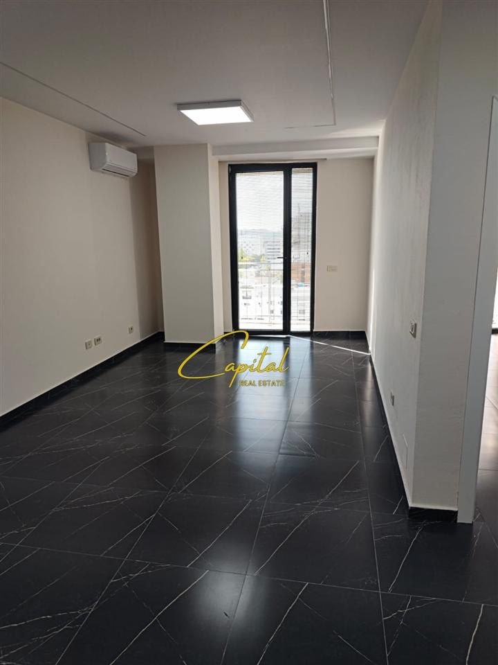 ZYRE ME QIRA 75 M2 RRUGA MINE PEZA 580 EURO