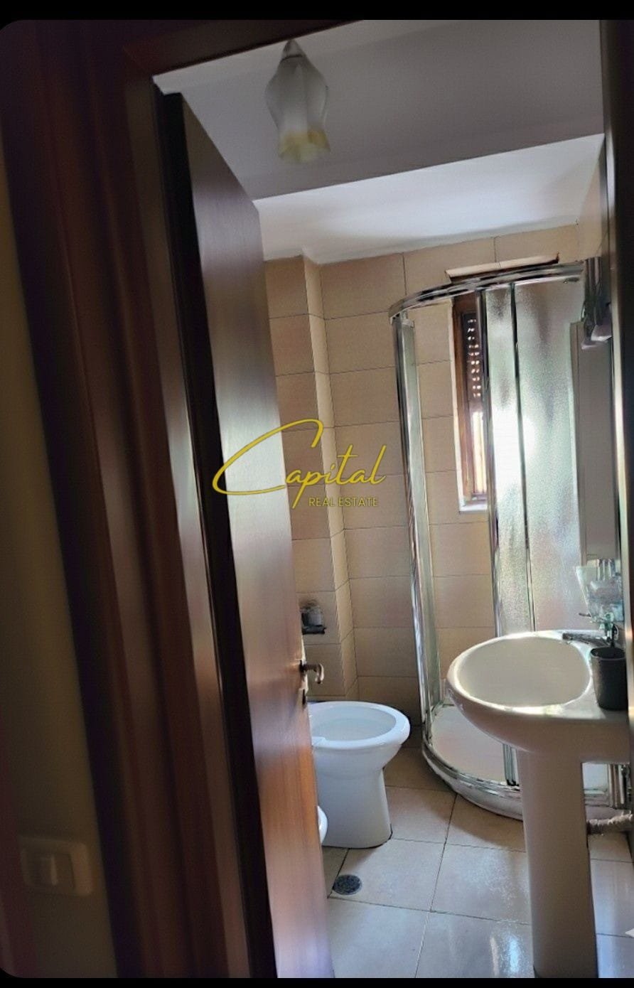 APARTAMENT ME QIRA 1+1 BLV BAJRAM CURRI 45.000 LEKE