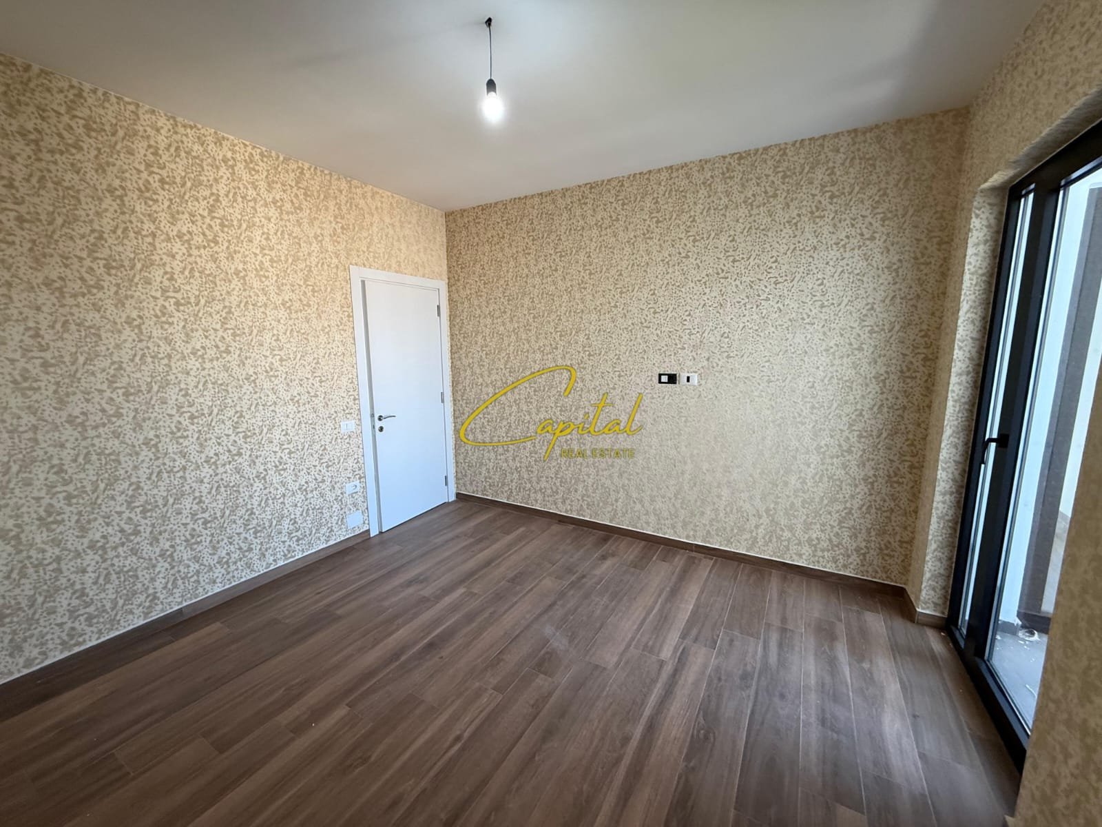 ZYRE ME QIRA 81 M2 KOMPLEKSI FARMACIA 10 500 EURO