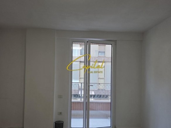 ZYRE ME QIRA 74 M2 STADIUMI AIR ALBANIA 1.250 EURO