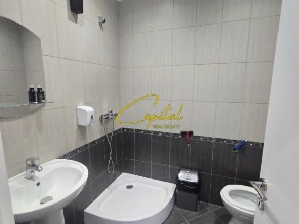 ZYRE ME QIRA 140 M2 ISH STACIONI TRENIT 1.100 EURO
