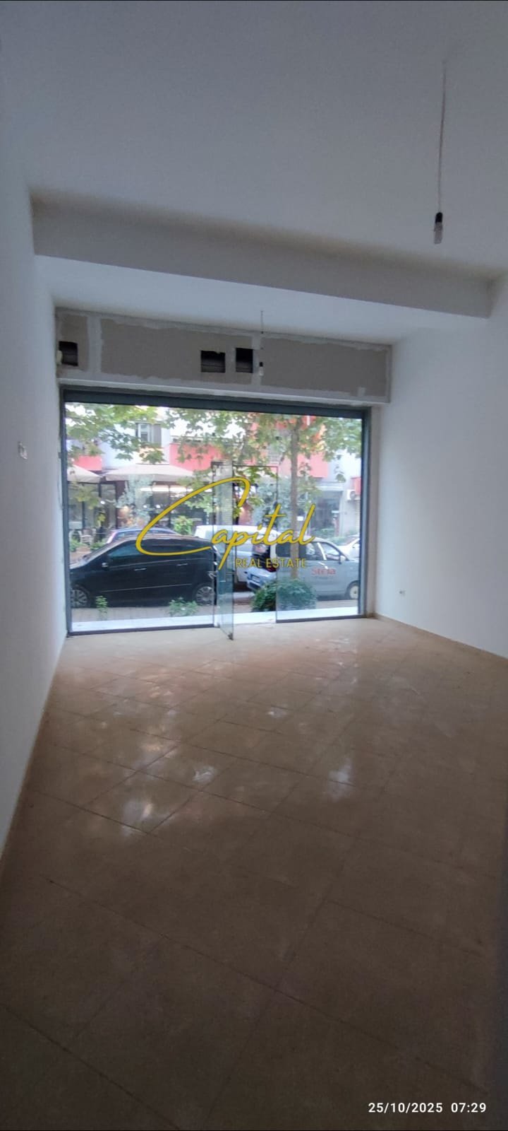 WhatsApp Image 2026-04-03 at 2.10.22 PM AMBIENT BIZNESI ME QIRA 40 M2 YZBERISHT 400 EURO
