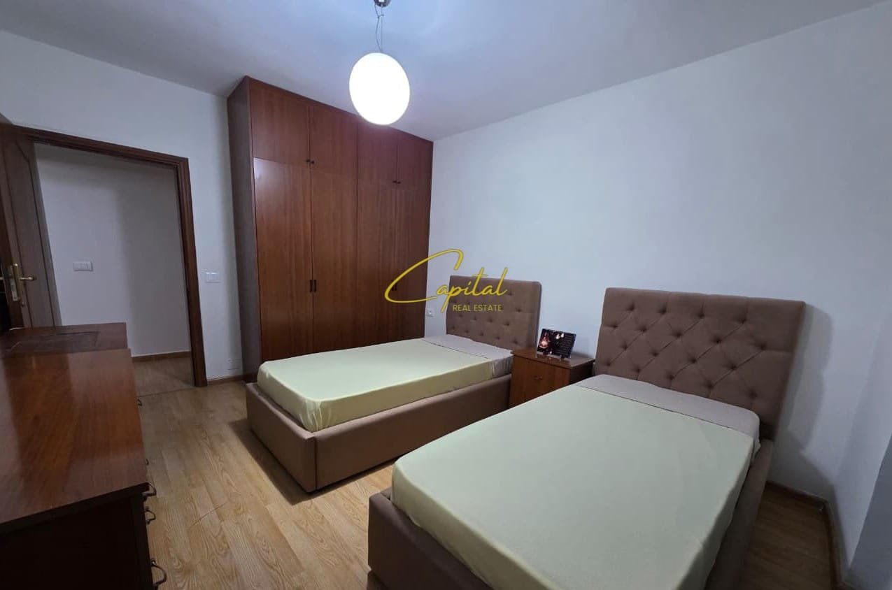 APARTAMENT ME QIRA 4+1+2 RRUGA MINE PEZA 1.200 EURO