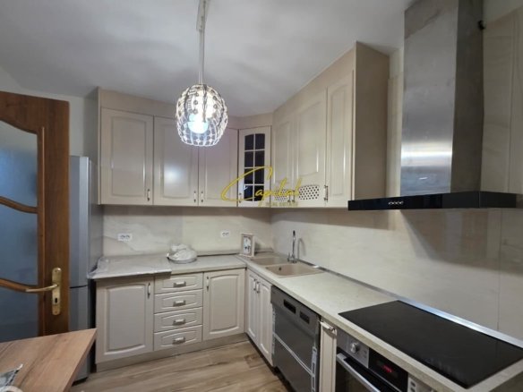 APARTAMENT ME QIRA 4+1+2 RRUGA MINE PEZA 1.200 EURO