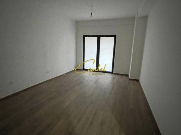 ZYRE ME QIRA 118 M2 KOMPLEKSI FARMACIA 10 650 EURO
