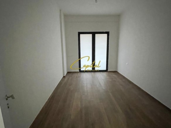 ZYRE ME QIRA 118 M2 KOMPLEKSI FARMACIA 10 650 EURO