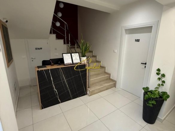 HOTEL ME QIRA 300 M2 QENDER 750.000 LEKE
