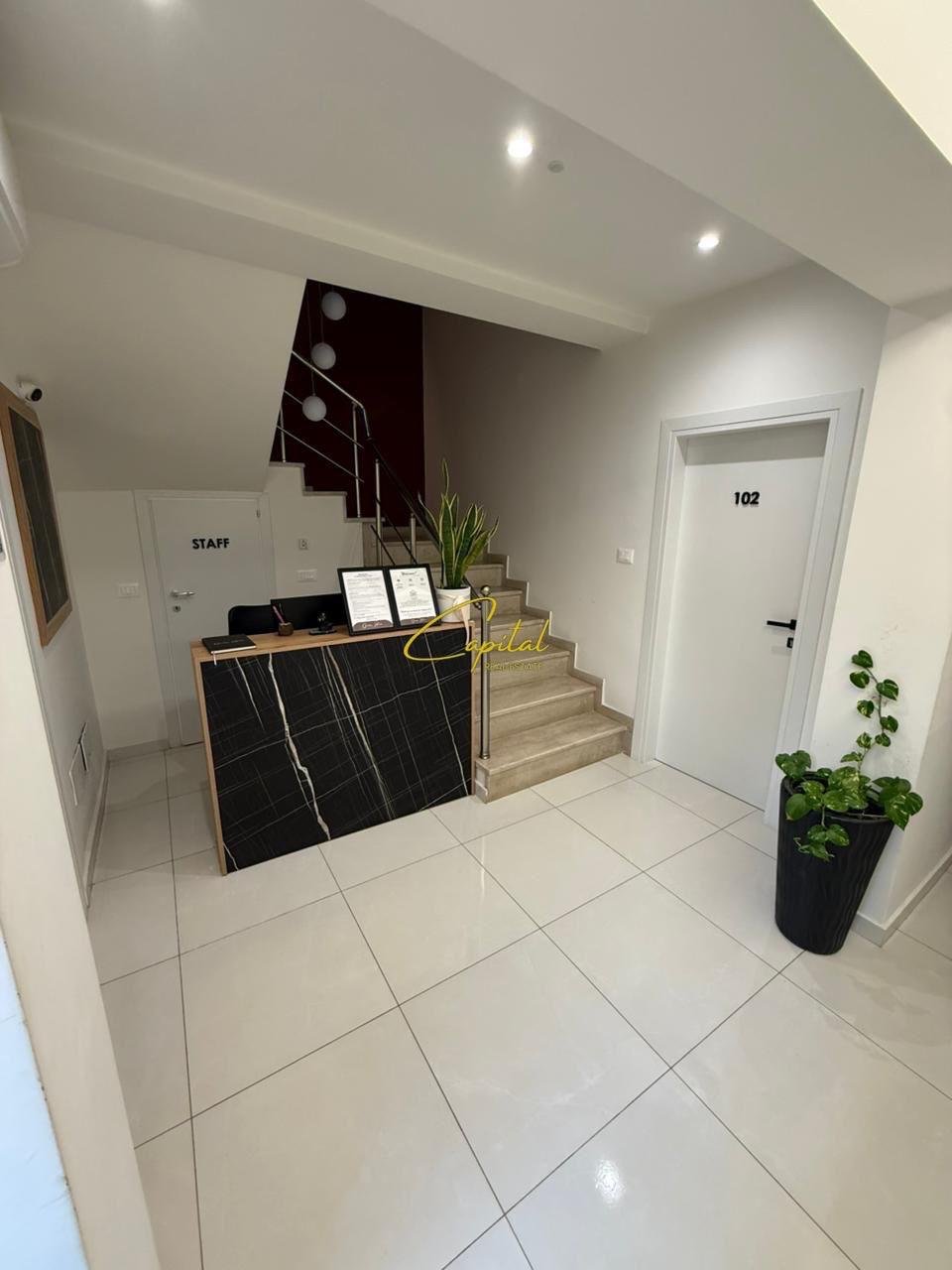 HOTEL ME QIRA 300 M2 QENDER 750.000 LEKE