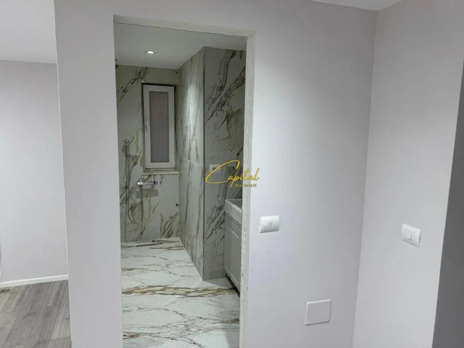 WhatsApp Image 2026-04-24 at 5.16.38 PM AMBIENT BIZNESI ME QIRA 73 M2 QENDER 1.500 EURO