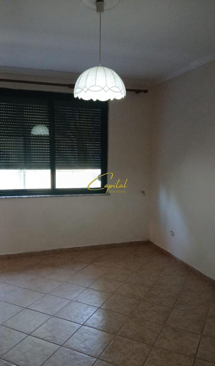 ZYRE ME QIRA 150 M2 ISH EKSPOZITA 120.000 LEKE
