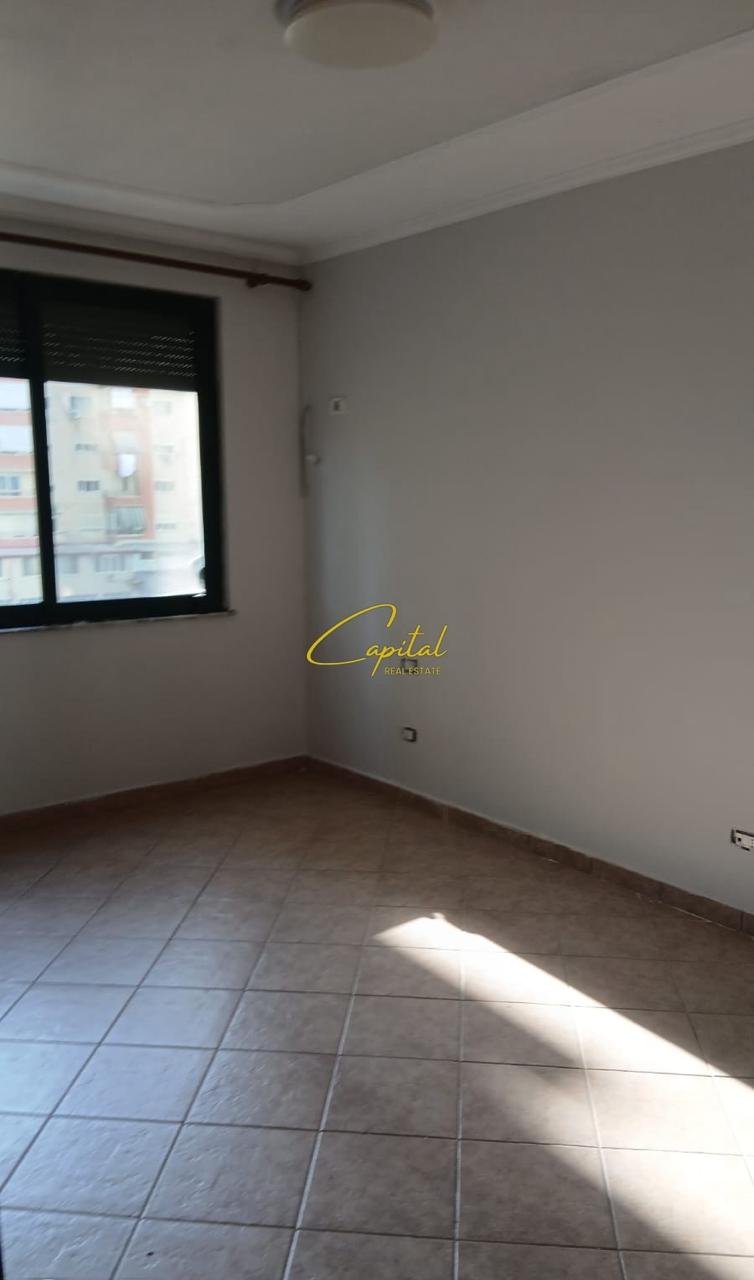ZYRE ME QIRA 150 M2 ISH EKSPOZITA 120.000 LEKE