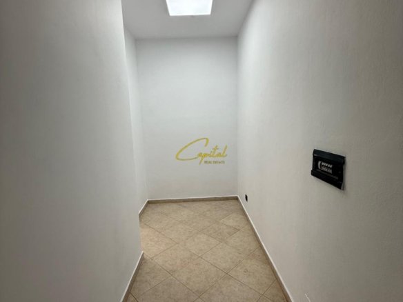 AMBIENT BIZNESI ME QIRA 80 M2 MYSLYM SHYRI 96.000 LEKE