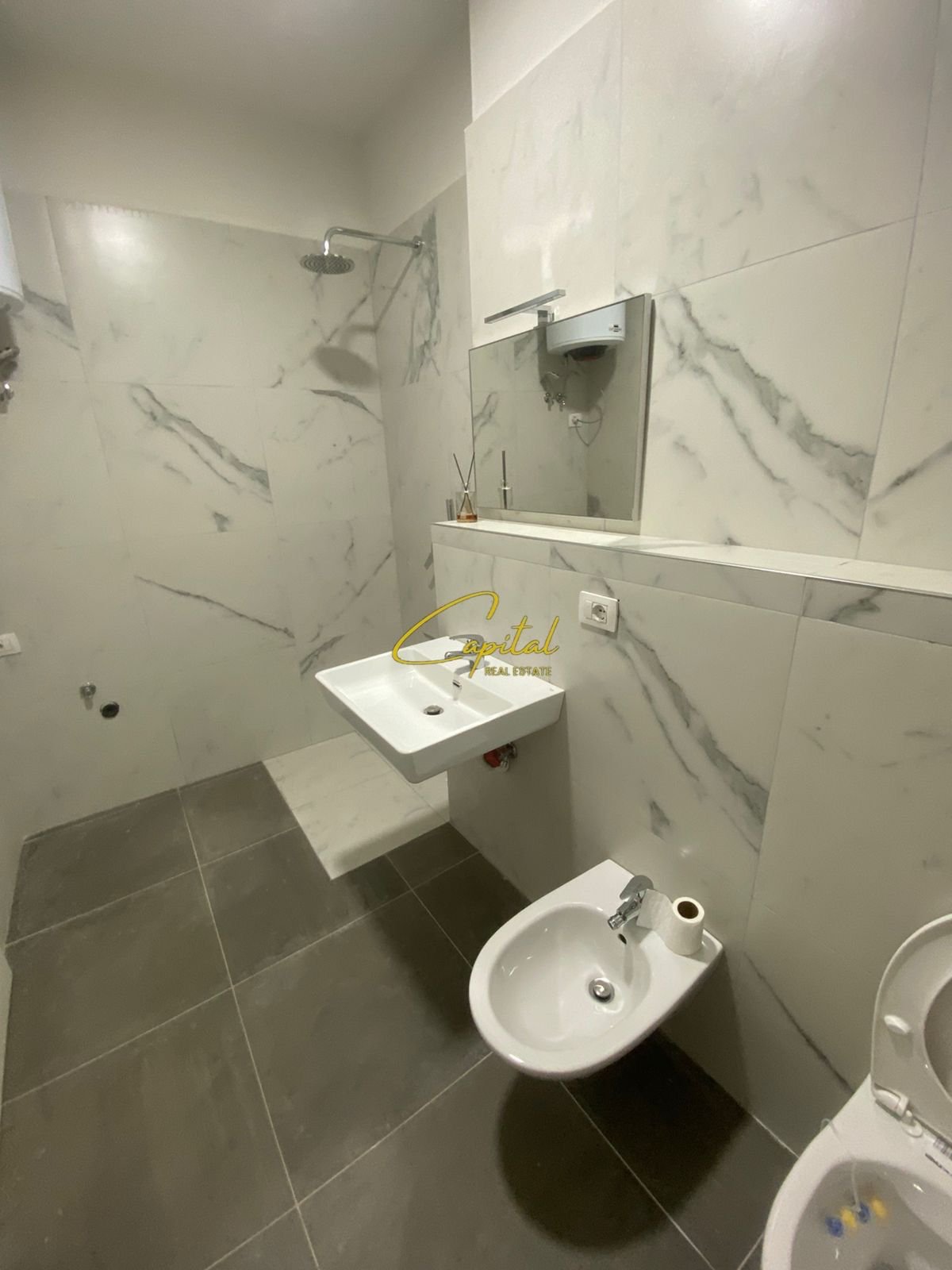 AMBIENT BIZNESI ME QIRA 93 M2 RRUGA E KOSOVAREVE 100.000 LEKE