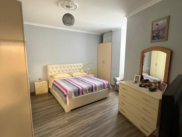 SHITET APARTAMENT 2+1 ISH STACIONI TRENIT 260.000 EURO