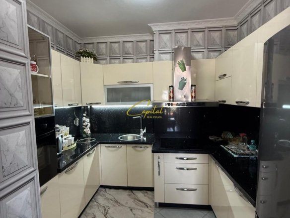SHITET APARTAMENT 2+1 ISH STACIONI TRENIT 260.000 EURO