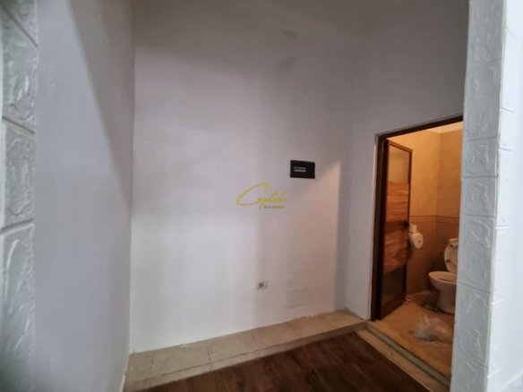 AMBIENT BIZNESI ME QIRA 50 M2 MYSLYM SHYRI 60.000 LEKE