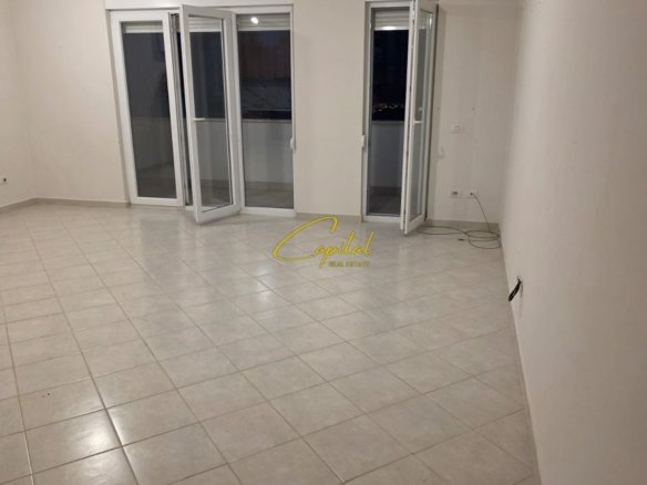 AMBIENT BIZNESI ME QIRA 105 M2 21 DHJETORI 650 EURO