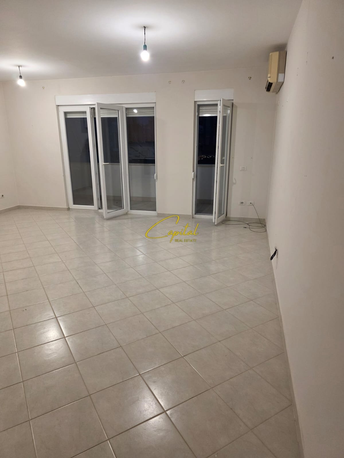 AMBIENT BIZNESI ME QIRA 105 M2 21 DHJETORI 650 EURO