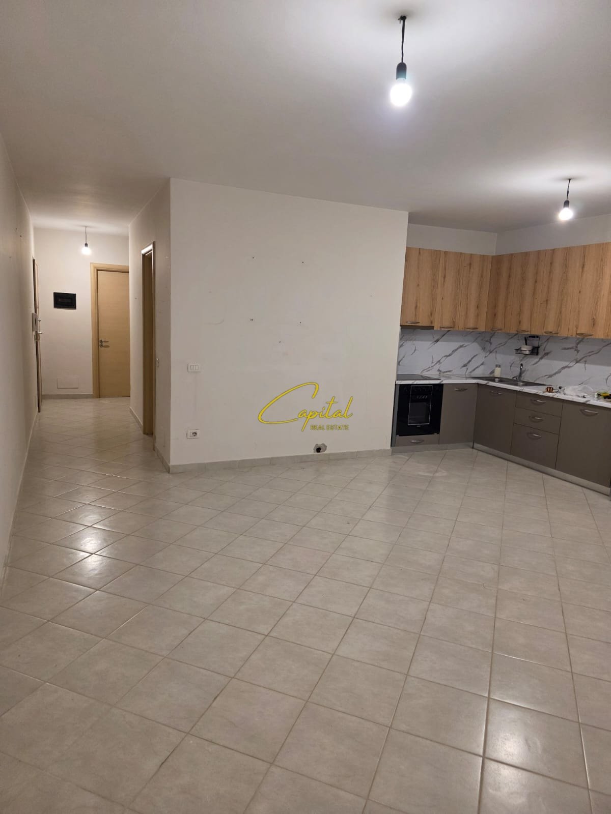 AMBIENT BIZNESI ME QIRA 105 M2 21 DHJETORI 650 EURO