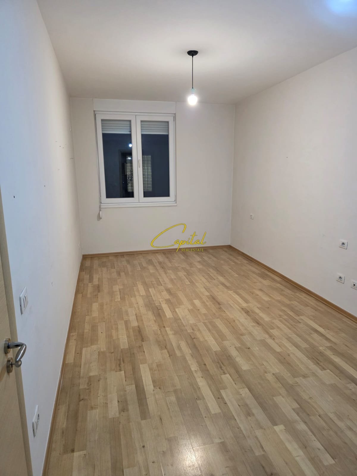 AMBIENT BIZNESI ME QIRA 105 M2 21 DHJETORI 650 EURO