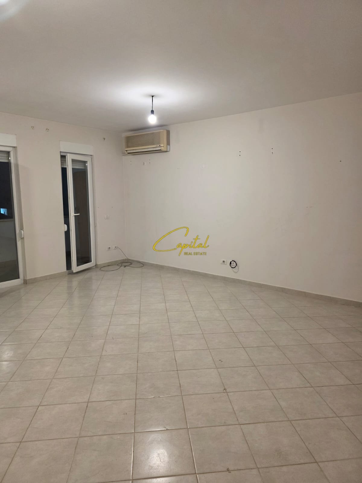 AMBIENT BIZNESI ME QIRA 105 M2 21 DHJETORI 650 EURO