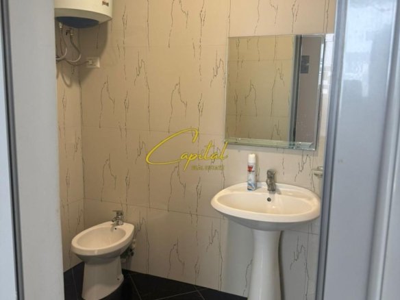 AMBIENT BIZNESI ME QIRA 80 M2 RRUGA E DIBRES 120.000 LEKE