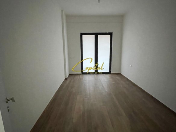 ZYRE ME QIRA 130 M2 KOMPLEKSI FARMACIA 10 650 EURO