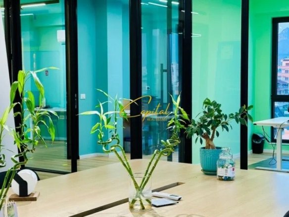 ZYRE ME QIRA 220 M2 BULEVARDI I RI 1.700 EURO