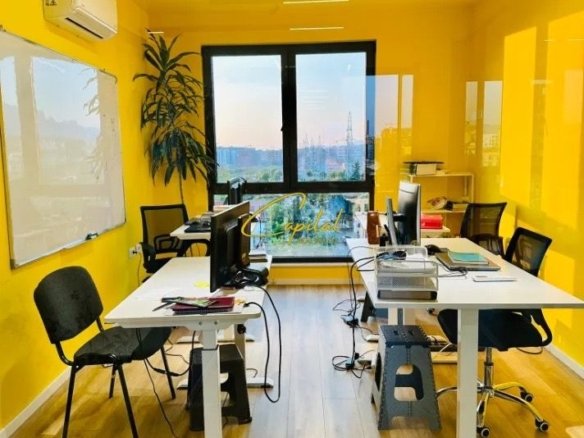 ZYRE ME QIRA 220 M2 BULEVARDI I RI 1.700 EURO