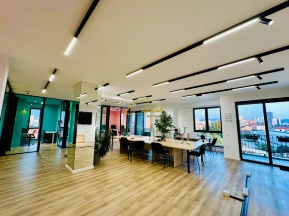ZYRE ME QIRA 220 M2 BULEVARDI I RI 1.700 EURO