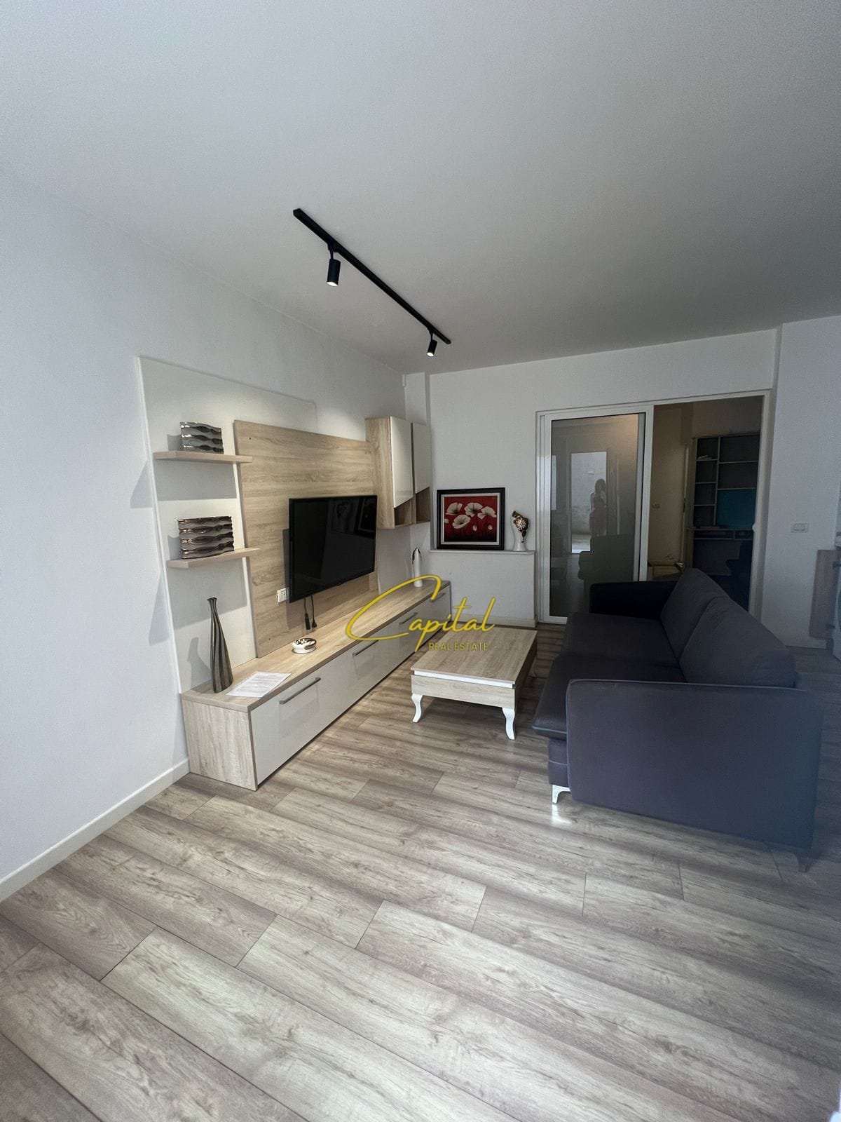 APARTAMENT ME QIRA 1+1 RRUGA E BARRIKADAVE 50.000 LEKE