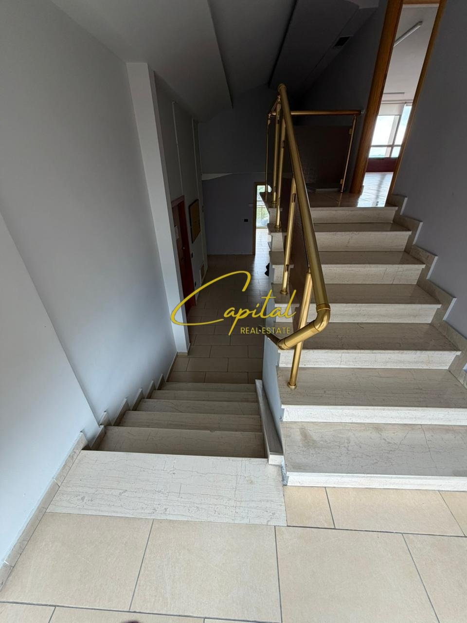 ZYRE ME QIRA 450 M2 RRUGA E KAVAJES 6000 EURO