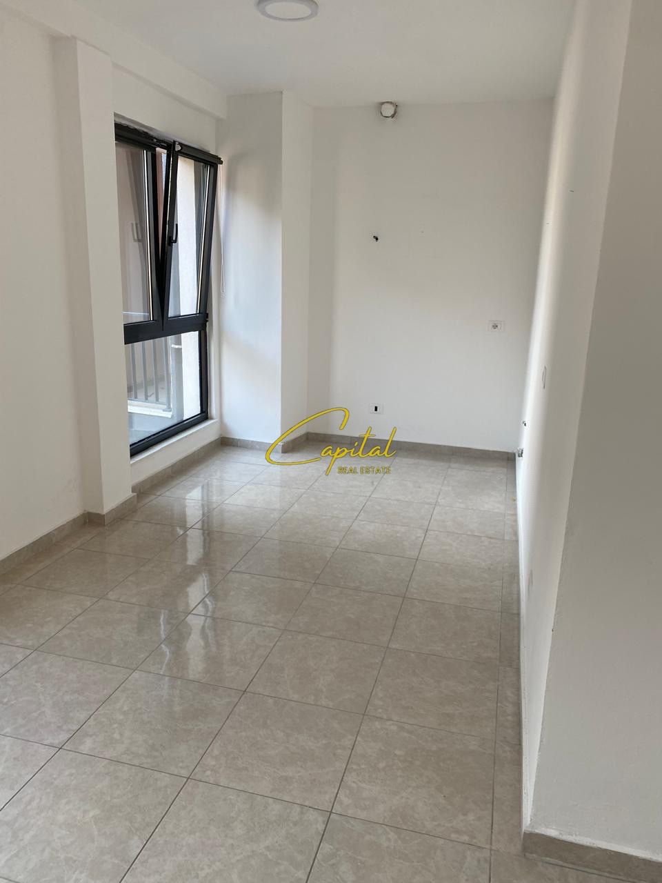 AMBIENT BIZNESI ME QIRA 90 M2 PAZARI I RI 80.000 LEKE