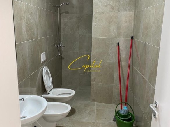 AMBIENT BIZNESI ME QIRA 90 M2 PAZARI I RI 80.000 LEKE