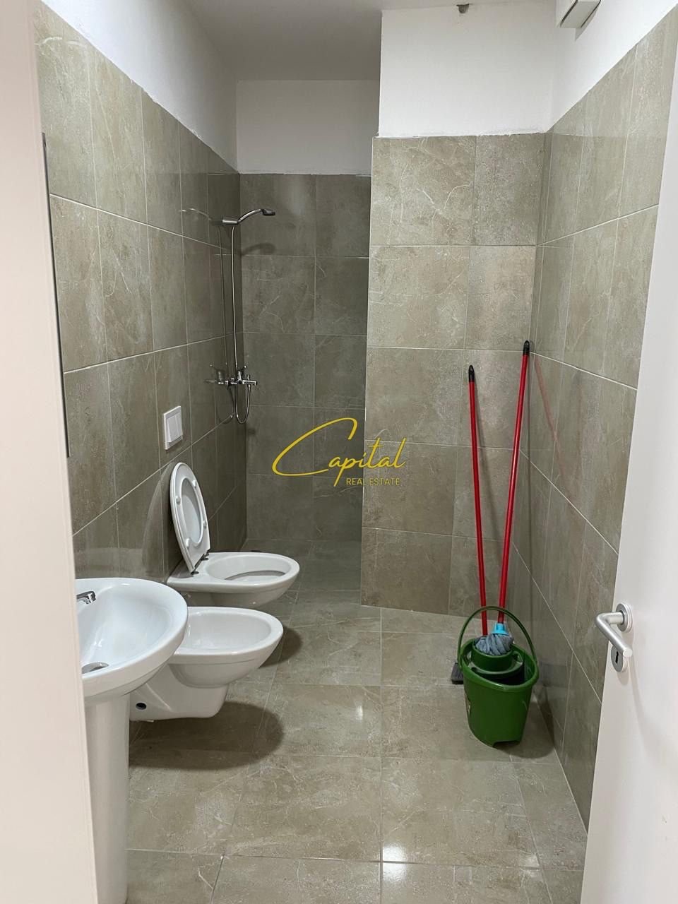 AMBIENT BIZNESI ME QIRA 90 M2 PAZARI I RI 80.000 LEKE