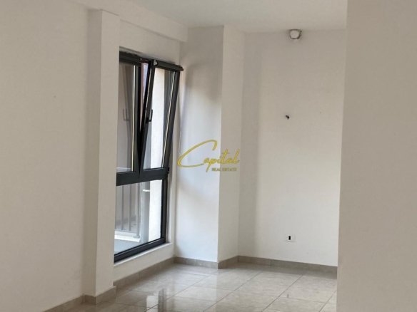 AMBIENT BIZNESI ME QIRA 90 M2 PAZARI I RI 80.000 LEKE