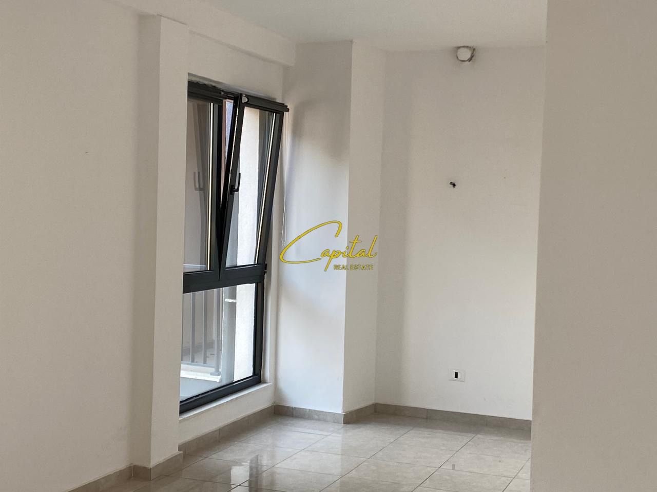 AMBIENT BIZNESI ME QIRA 90 M2 PAZARI I RI 80.000 LEKE