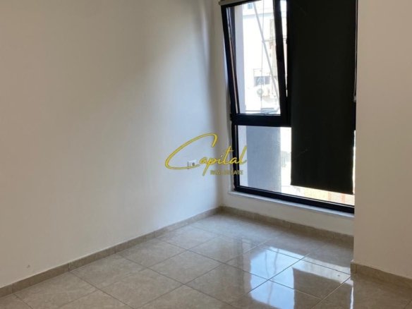AMBIENT BIZNESI ME QIRA 90 M2 PAZARI I RI 80.000 LEKE