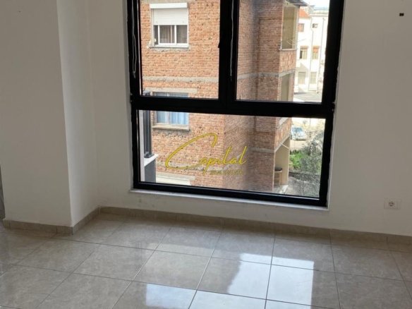 AMBIENT BIZNESI ME QIRA 90 M2 PAZARI I RI 80.000 LEKE