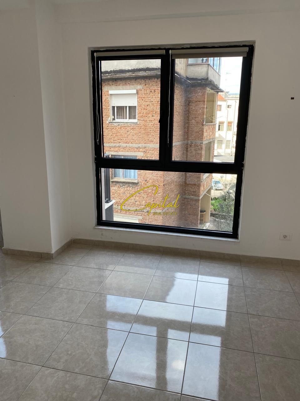 AMBIENT BIZNESI ME QIRA 90 M2 PAZARI I RI 80.000 LEKE