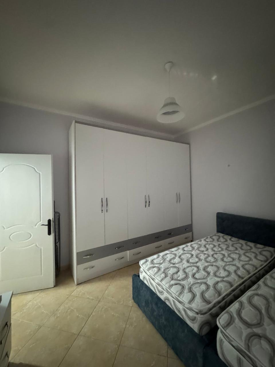 APARTAMENT ME QIRA 1+1 PORCELANI 40.000 LEKE