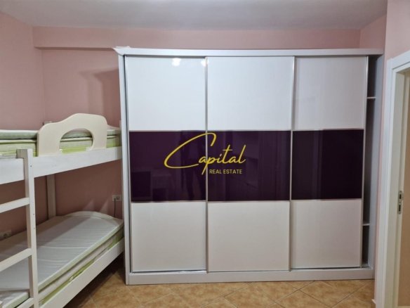APARTAMENT ME QIRA 3+1 ZOGU I ZI 800 EURO