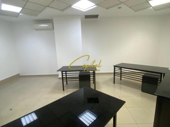 AMBIENT BIZNESI ME QIRA 30 M2 BLV DESHMORET E KOMBIT 550 EURO